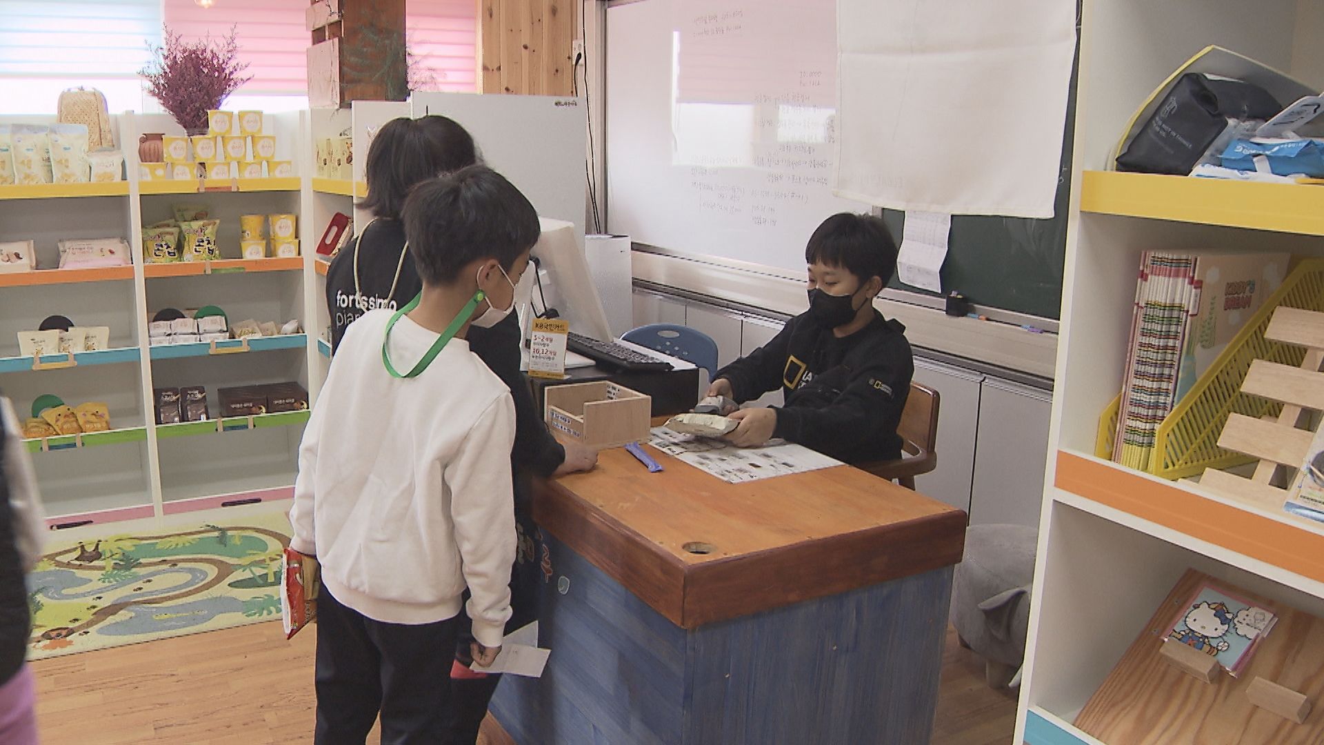 전교생에게 매주 2천 원씩 ‘매점 화폐’를 지급하고 있는 충북 보은 판동초등학교.