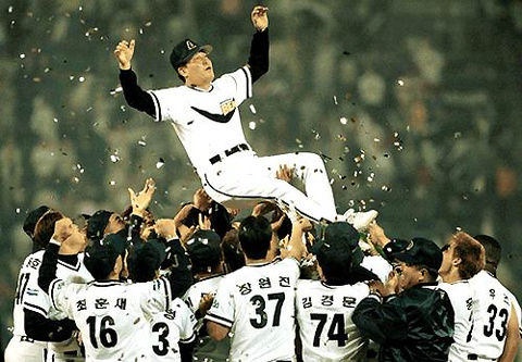 2001년 두산 베어스는 정규리그에서 5할 8리의 승률로 3위를 기록하고 한국시리즈에서 우승했다.