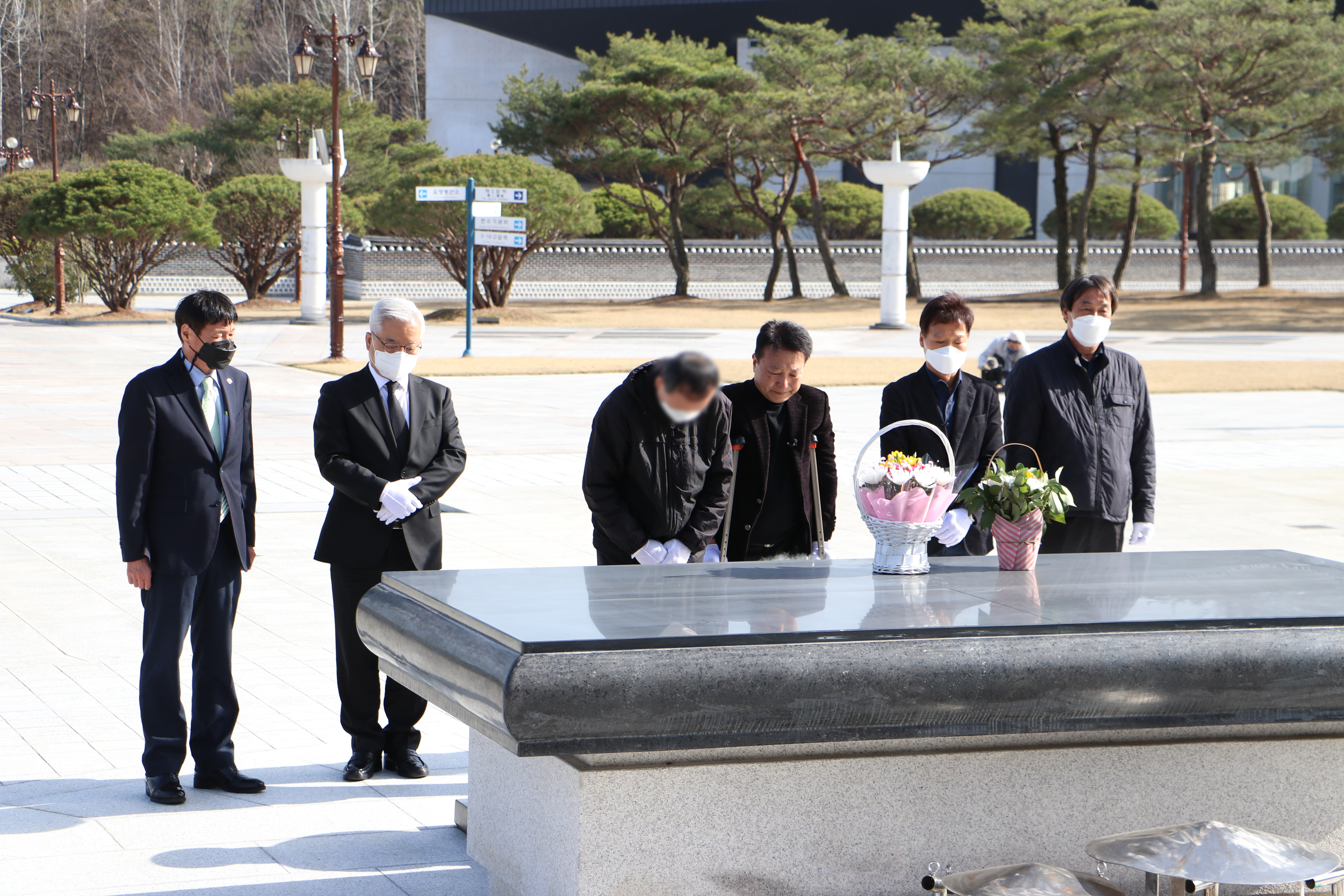  공수부대원 A씨와 고 박병현 씨의 유족, 5.18 진상조사위 관계자 등이 국립 5.18 민주묘지에 참배하고 있다. 