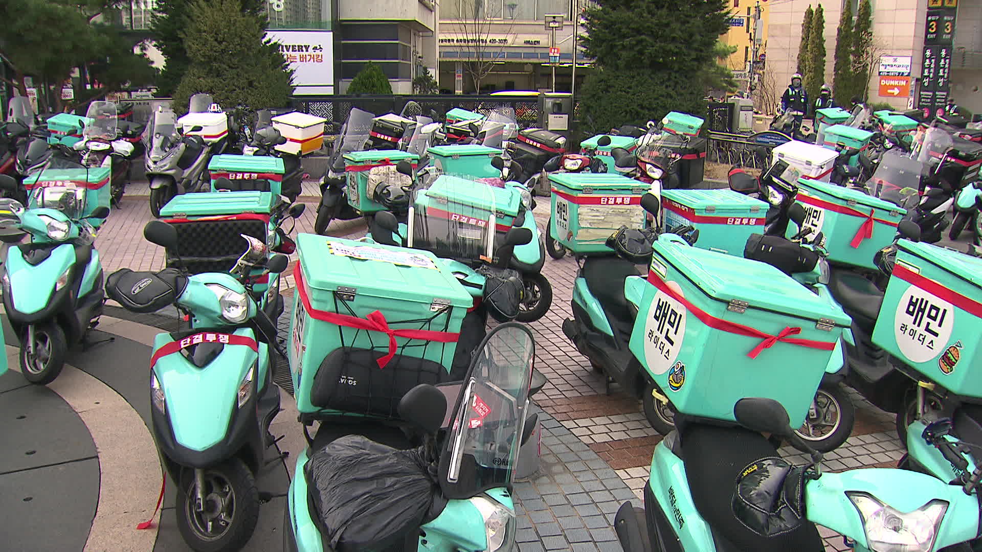 오늘(19일) 오전 서울 송파구 배달의 민족 본사 앞에 항의의 뜻으로 세워진 오토바이들
