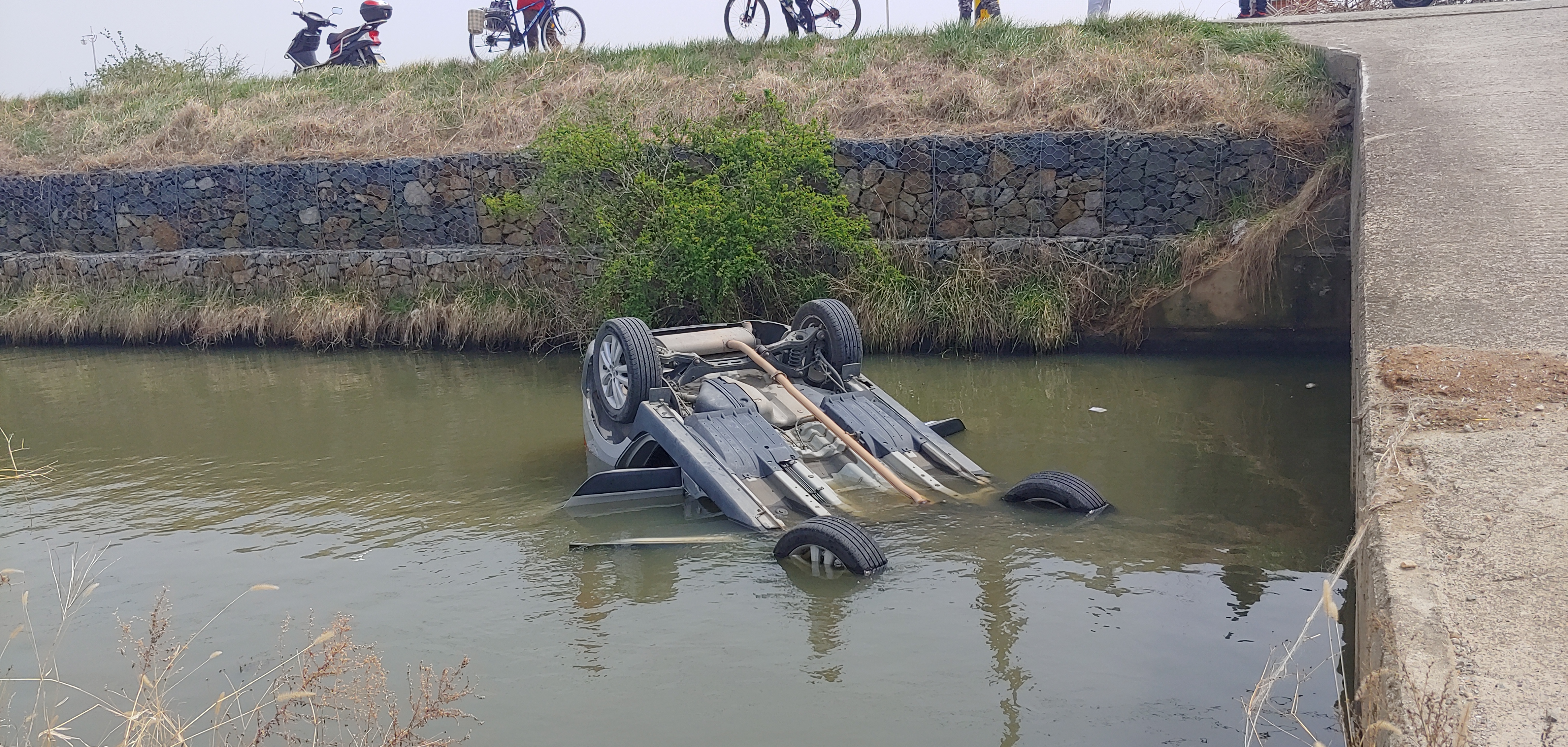  어제(21일) 낮 12시 30분쯤 경남 김해시 화목동 봉곡천 주변 농로에서 일가족 3명이 탄 SUV가 맞은편 차량을 피하려다 약 3m 아래 수로로 추락해 뒤집혔다. 