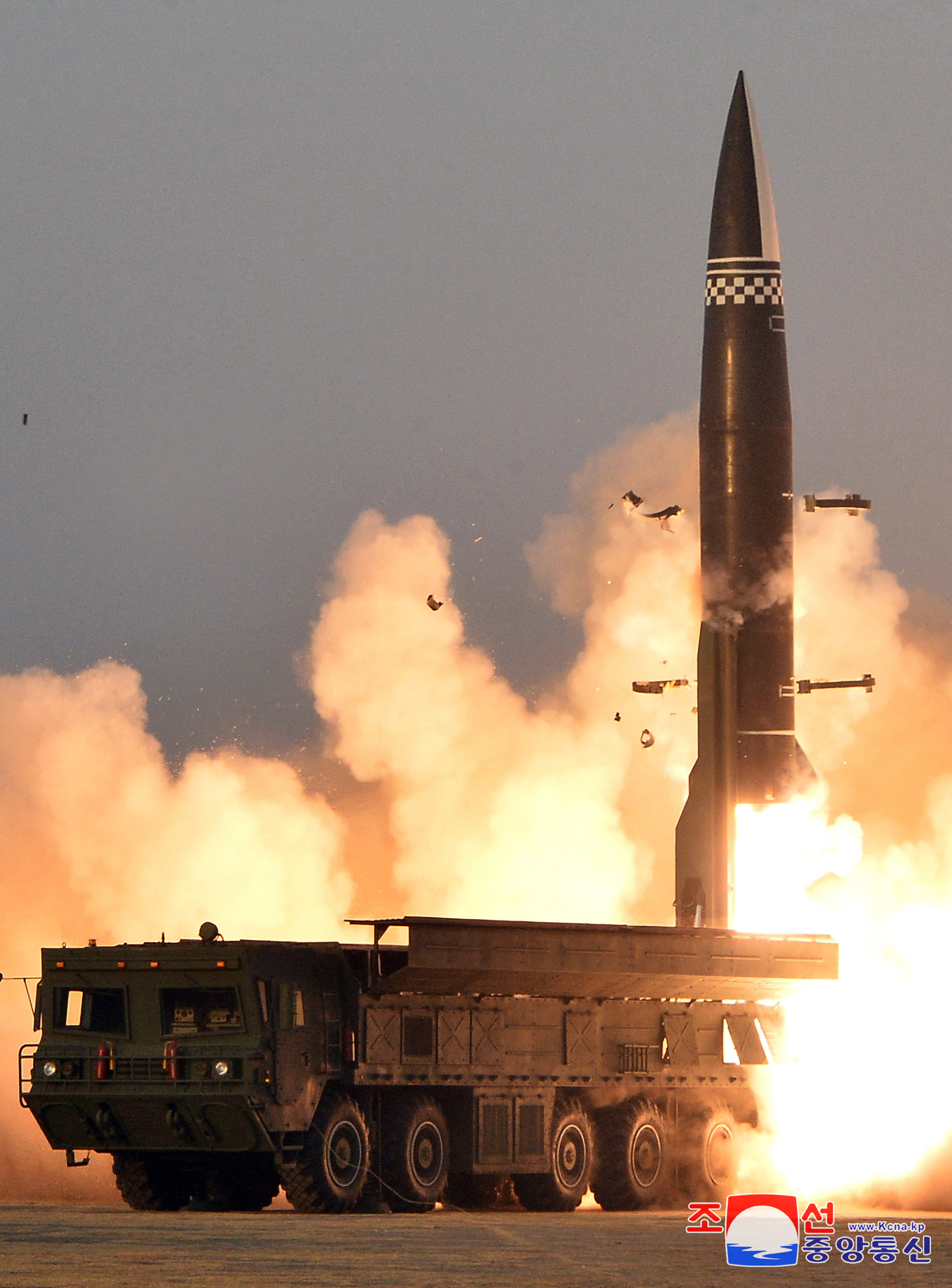  조선중앙통신은 26일 신형전술유도탄 2기 시험발사에 성공했다고 보도했다