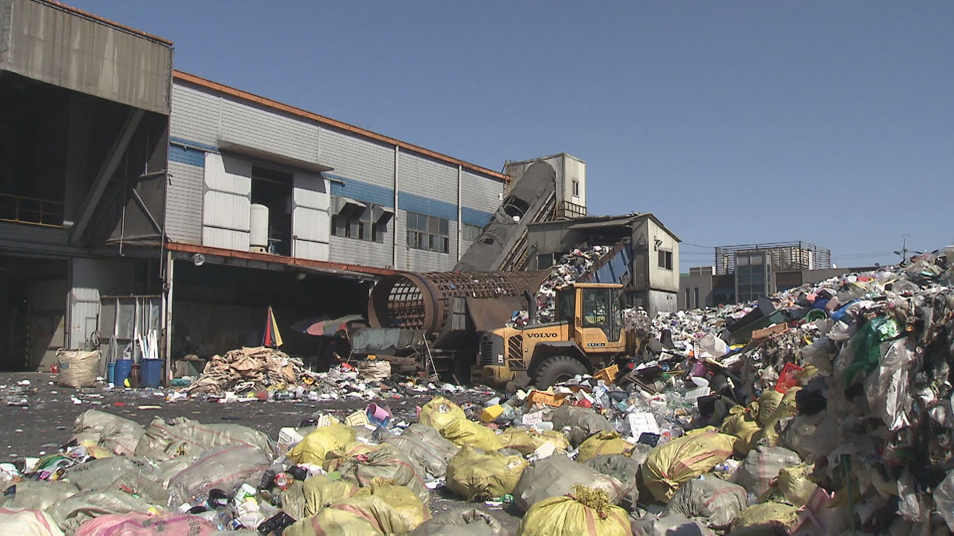 부산 지역의 재활용 쓰레기가 모이는 강서구 부산시자원재활용센터 각종 쓰레기가 쌓여있다. 