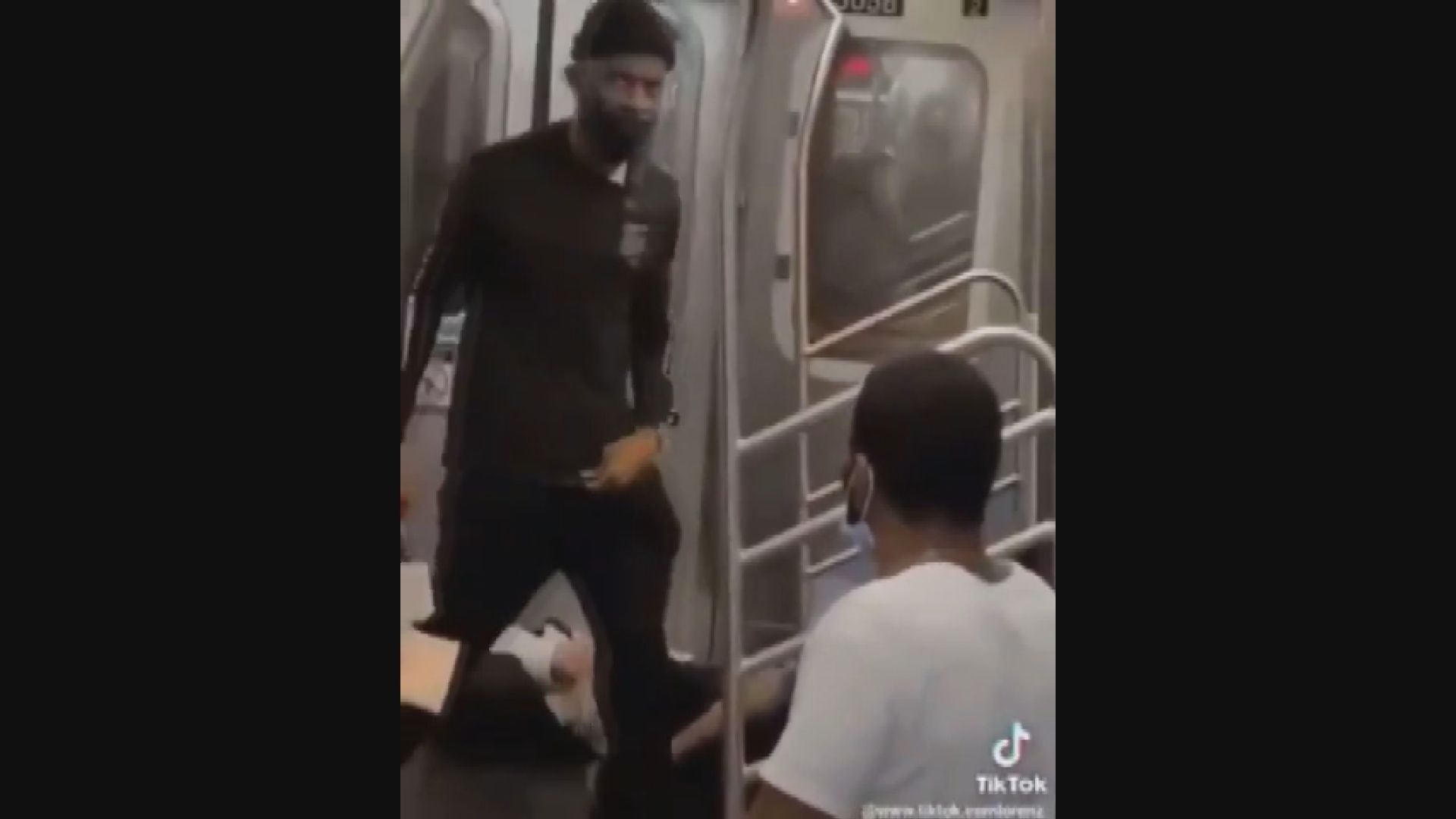  흑인 남성이 1분 가까이 폭행을 휘두른 뒤 지하철에서 내리는 모습 . 뉴욕 경찰은 조사를 위해 해당 영상과 사진 등을 SNS를 통해 공개했다. /출처=Asian Dawn 트위터