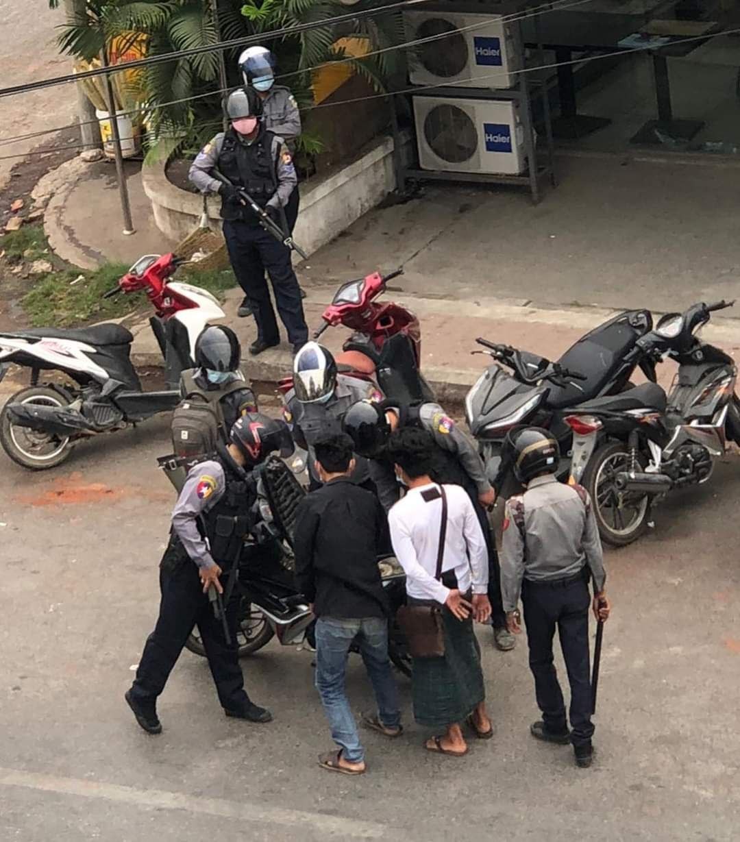 미얀마군경이 지나는 시민들의 휴대폰을 검색하고 있다. 휴대폰에서 시위나 유혈진압 관련 영상이 나오면 곧바로 체포한다.