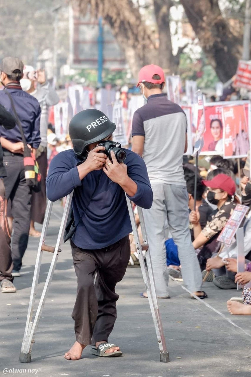 미얀마 양곤에서 한 시민기자가 시위 현장을 촬영하고 있다