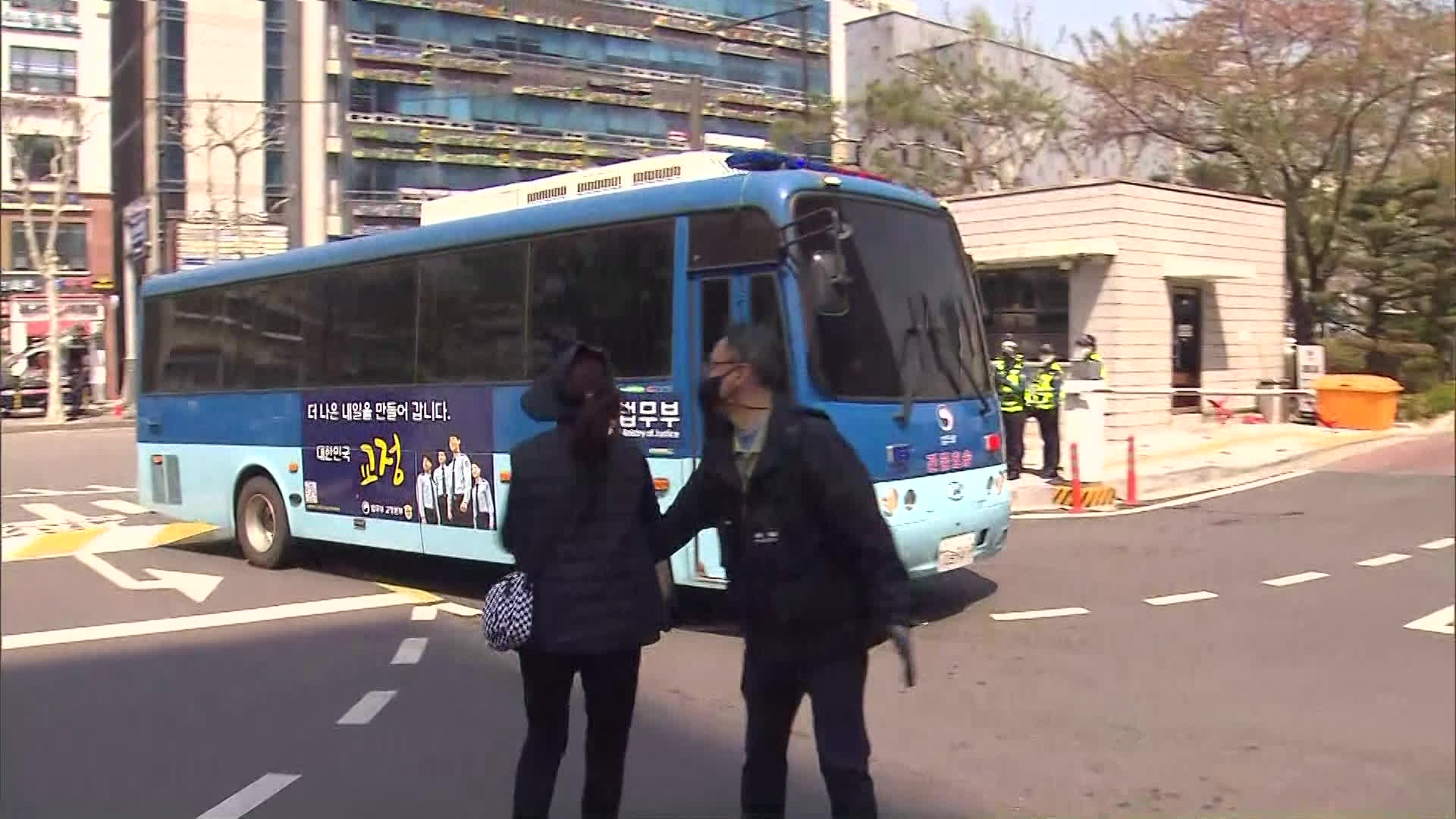 정인이 양모 장 모 씨를 태운 호송 차량이 오늘(7일) 오후 서울남부지법으로 들어서고 있다.
