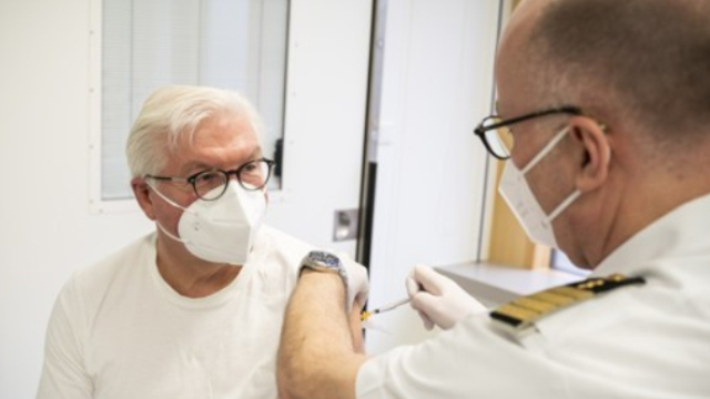 현지시간 1일 프랑크 발터 슈타인마이어 독일 대통령(65)이 아스트라제네카 백신을 접종했다. (출처:EPA=연합뉴스)