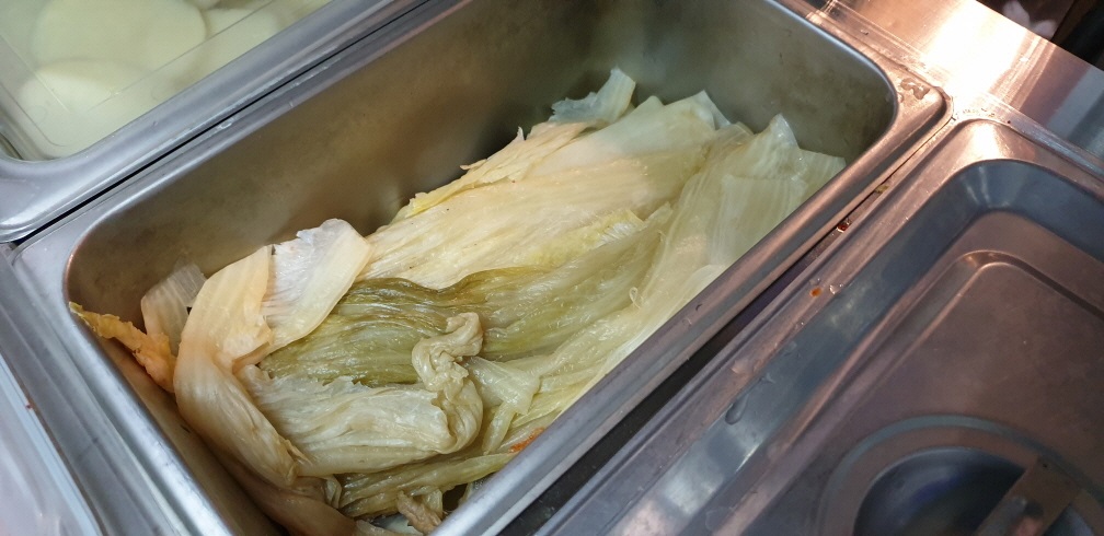 단속에 적발된 식당 김치. 중국산 배추김치를 물에 씻어 국산 백김치로 둔갑시켰다.