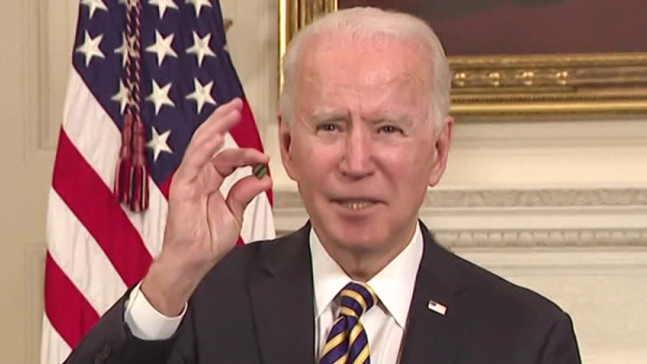 바이든 미국 대통령은 작은 반도체 칩을 들고 기자들 앞에 나설 정도로 반도체 칩 생산의 미국 내재화에 큰 관심을 갖고 있다.