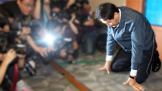 2011년 8월 오세훈 서울시장이 시청 별관에서 무상급식 주민 투표에 시장직을 걸겠다고 밝힌 뒤 무릎을 꿇고 있는 모습.  (출처=연합뉴스)