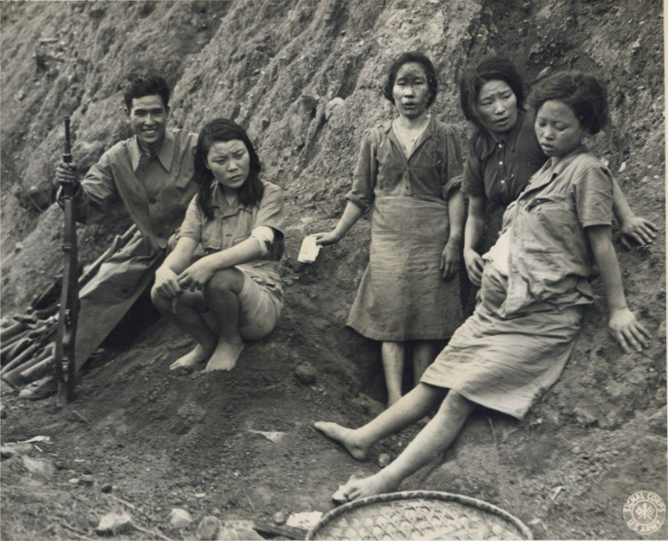 중국군 병사와 위안부 포로들(1944년 9월)