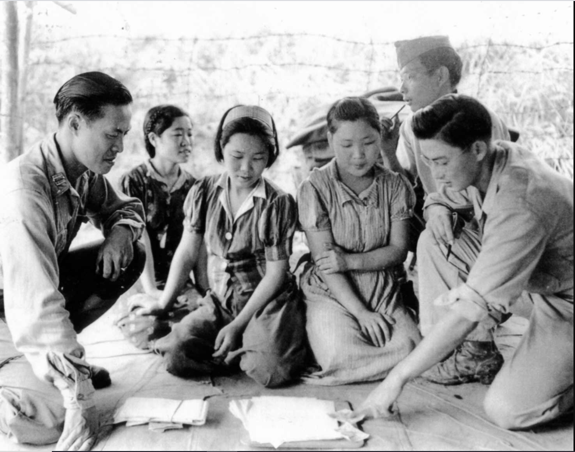 조선인 위안부 포로를 심문하고 있는 원 로이 챈 대위(맨 왼쪽/1944년 8월)
