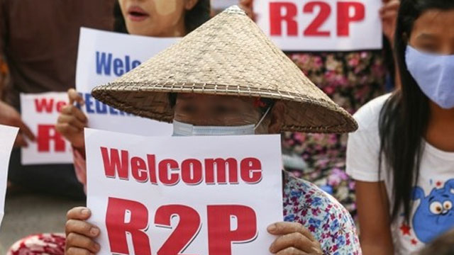 미얀마 시민들이  국제사회가 개입할 수 있도록 하는 '보호책임원칙' 푯말을 들고 시위하고 있다.(출처=연합뉴스)