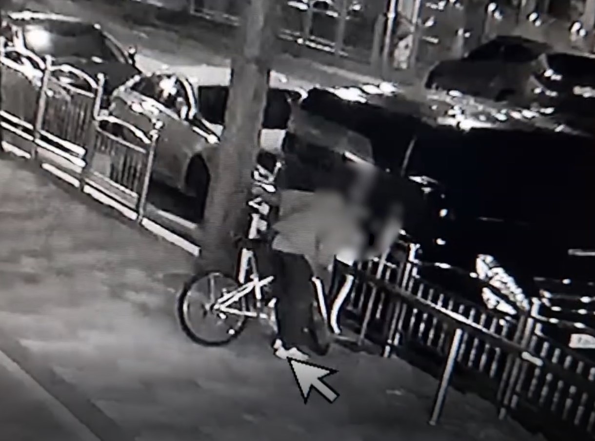 B 씨가 자전거를 훔치는 CCTV 화면 갈무리/경남경찰청/