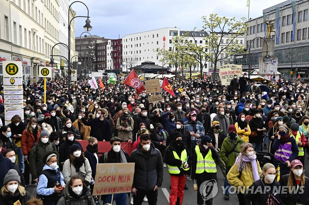 월세 상한제 무효 결정이 내려지자 베를린 세입자들이 거리로 나와 규탄 시위를 벌였다.