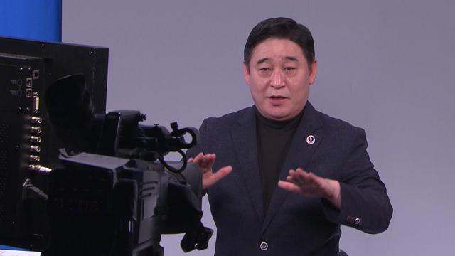 수어통역사 조성현 씨가 지난 16일 KBS 1TV 뉴스 특보 수어통역을 하고 있다.