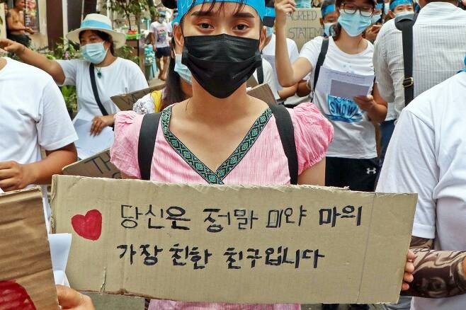 한국에선 어린 학생들이 ‘미얀마를 응원한다’는 표어를 들고 있다. 미얀마에선 청년들이 ‘한국인들에게 감사하다’는 표어를 들고 시위에 참가하고 있다