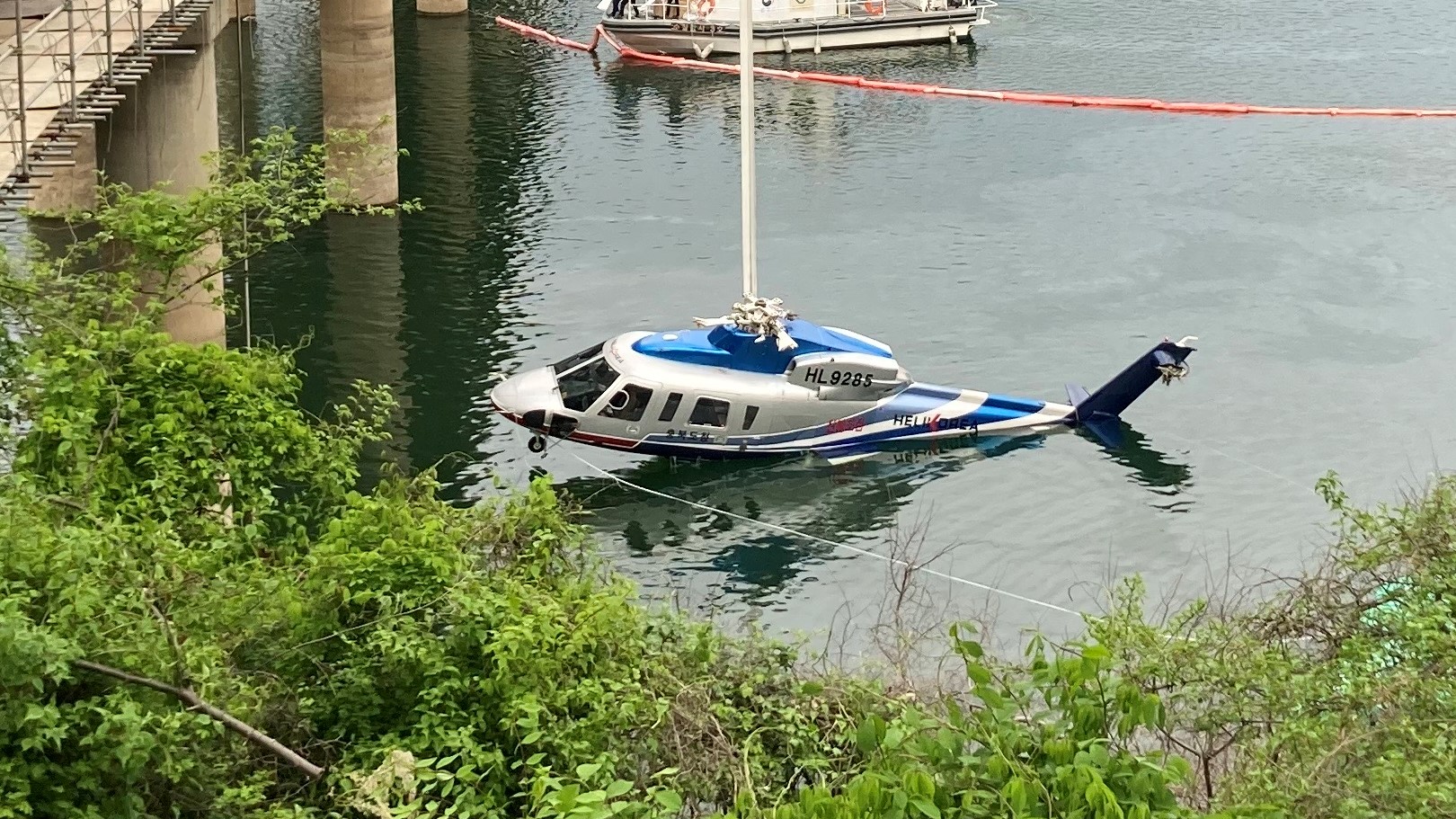 충북 청주 대청호에 추락한 산불진화용 헬기가 인양되고 있다.