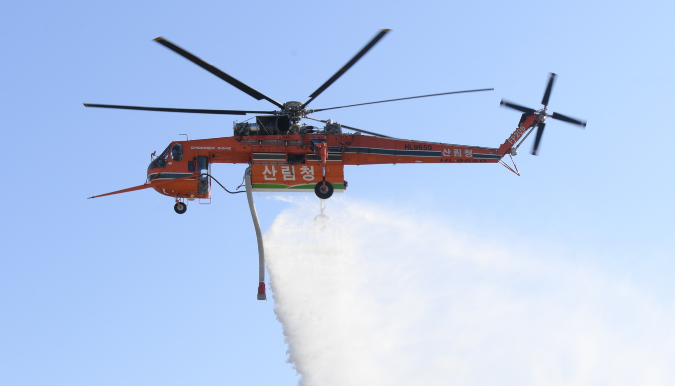 물탱크 방식의 산불진화 헬기(사진: 산림청 제공)