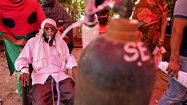 천막 아래에서 인도의 한 종교단체에서 제공한 산소를 흡입하고 있는 코로나19환자(출처=연합뉴스)