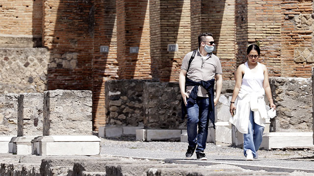 관광객으로 보이는 사람들이 최근 다시 문을 연 이탈리아의 폼페이 고대유적지를 둘러보고 있다. [사진 출처 : 연합뉴스]