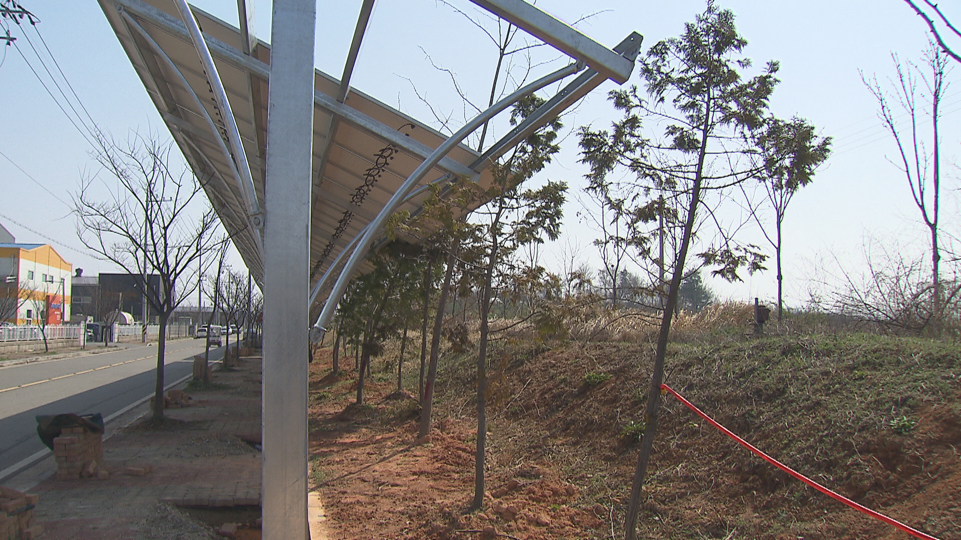 나주 혁신산업단지 완충녹지를 불법 점용한 ‘인도형 태양광’ 시설