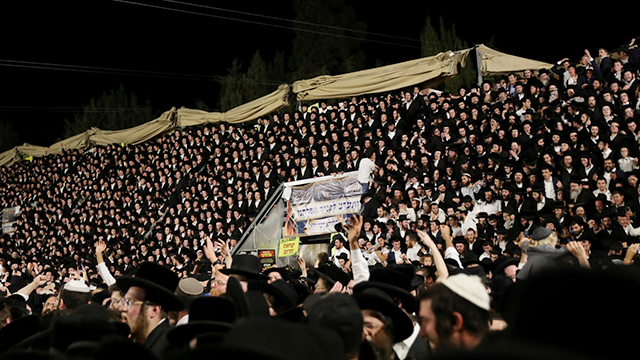 이스라엘 메론 지역에 모인 사람들이 전통축제인 라그바오메르를 기념하고 있다. (연합뉴스-로이터)