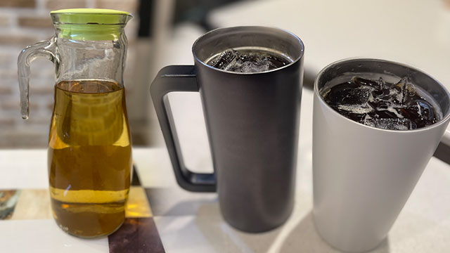 끓인 보리차를 유리병에 담고, 테이크아웃 커피잔 대신 개인 컵을 사용했다.