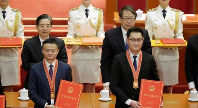 2018년 12월 중국 개혁개방 40주년 기념식에 함께 참석한 마윈 알리바바 창업자(앞줄 왼쪽)과 마화텅 텐센트 창업자(앞줄 오른쪽) (사진=로이터 연합뉴스)