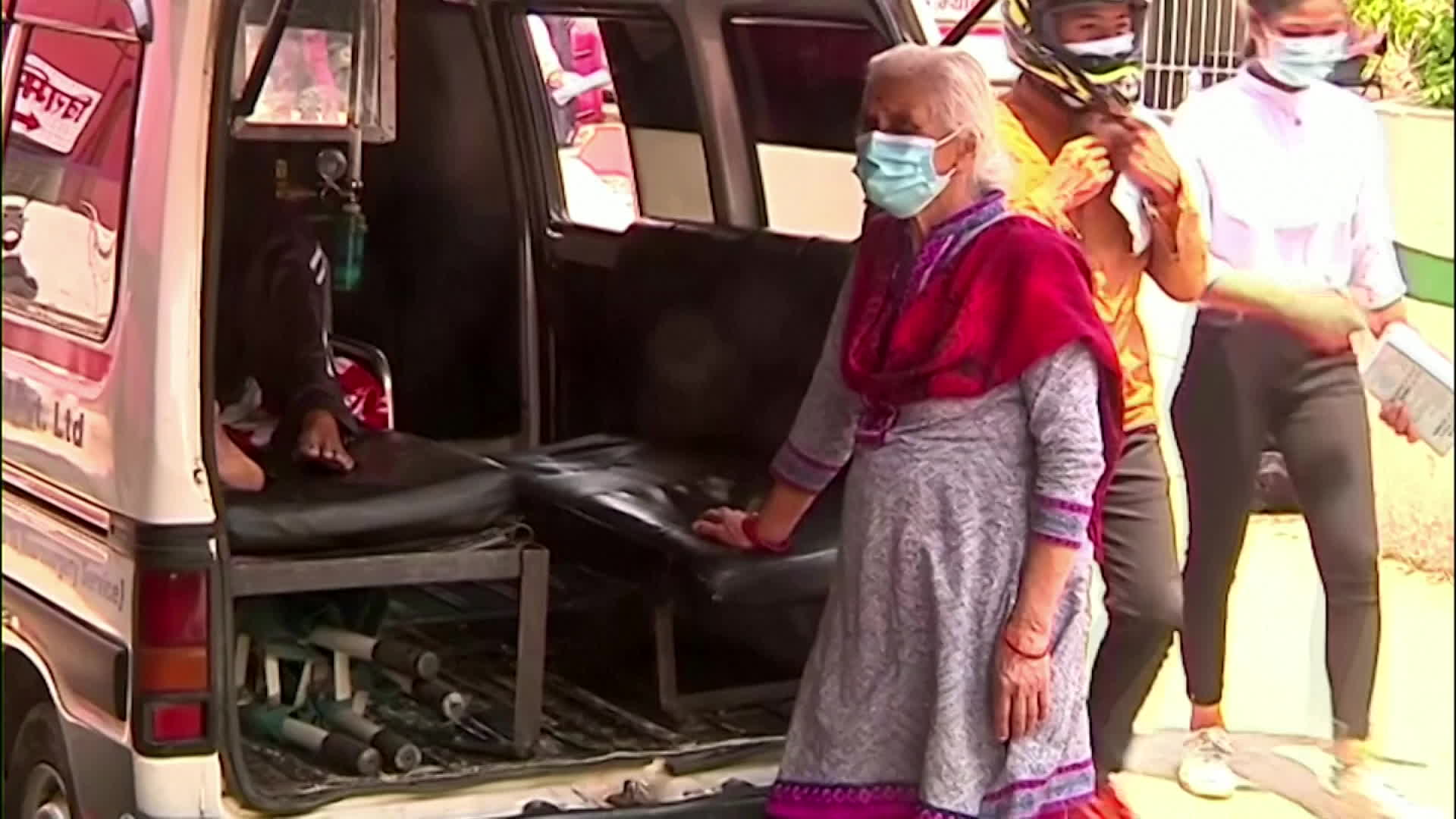네팔의 수도 카트만두의 구급차 안에서 환자들이 코로나19 병상이 나기를 기다리고 있다