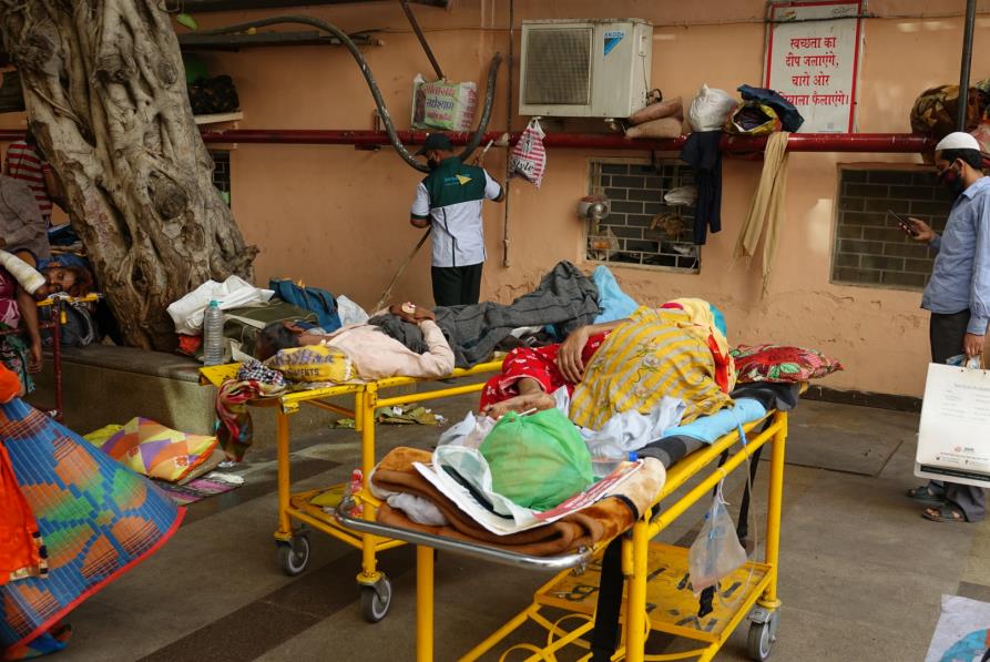인도 뉴델리 사프다르정 병원 밖에서 코로나19 환자와 가족들이 병상이 나기를 기다리고 있다