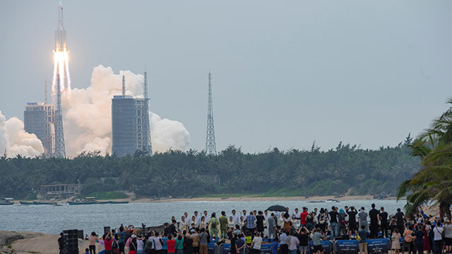 지난달 29일 중국 하이난성에서 우주정거장의 핵심 모듈 ‘톈허(天和)’를 실은 창정 5호 B 로켓이 발사되는 장면(출처=연합뉴스)