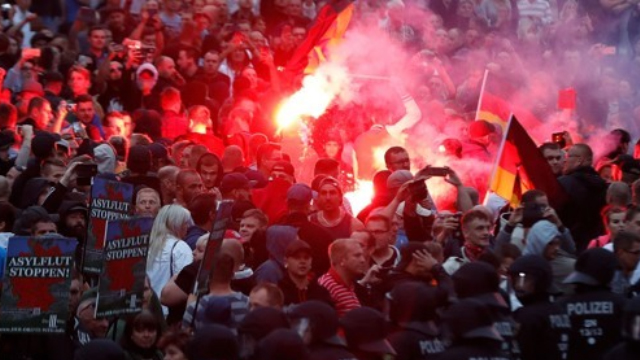2018년 켐니츠에서 벌어진 극우 세력의 폭력 시위. 이들은 독일 정부의 난민정책에 반대하며 경찰과 충돌했다.(출처=연합뉴스)