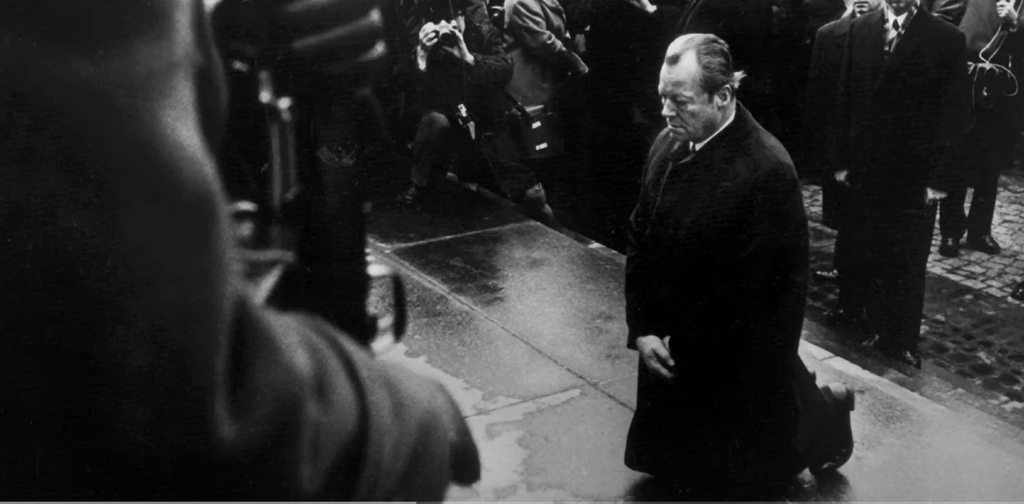 빌리 브란트 서독 총리는 1970년 12월 7일 폴란드 바르샤바 유대인 위령탑 앞에서 무릎을 꿇고 사죄했다.