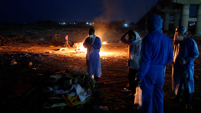 밤에도 불을 밝힌 인도 갠지스강 화장장의 모습.  유가족들도 대부분 방역복을 입고 있고 마지막 장례에 참석하고 있다.(출처=연합뉴스)