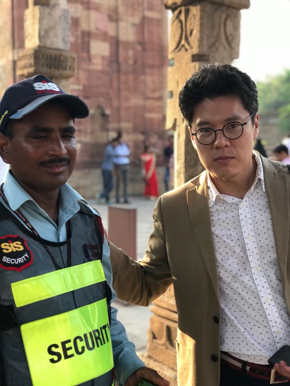2016년~18년 특파원 재임 시설 인도 뉴델리 한 유적지에서 안전요원을 상대로 취재하는 기자(오른쪽)의 모습