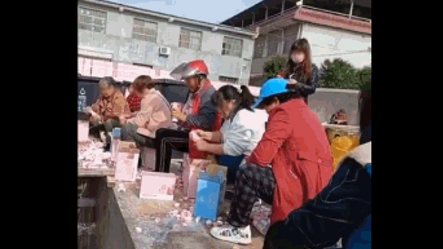 사람들이 모여 앉아 병 포장을 뜯고 있는 모습 (출처: 중국 CCTV 웨이보)