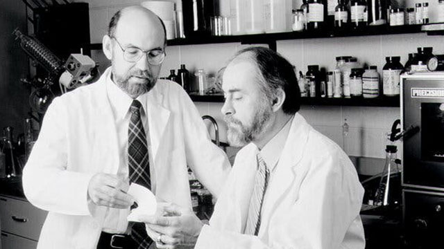 연구실에서 포스트잇 제품을 살펴보는 실버 박사(왼쪽)과 제품 개발 담당자인 아트 프라이(오른쪽)의 모습.(출처=3M)