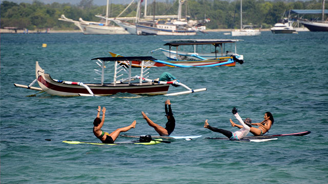 외국인 관광객들이 다시 찾고 있는 인도네시아 발리섬의 바다 위에서 강습생들이 수상 요가를 즐기고 있다. 출처=연합뉴스