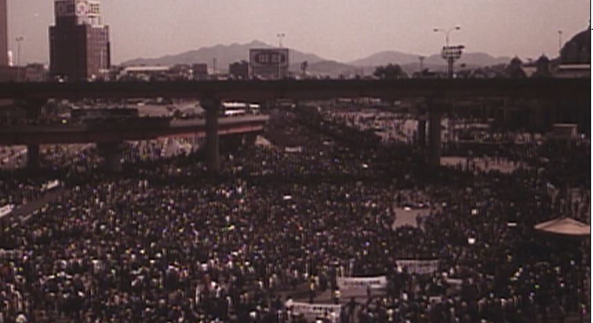 1980년 5월 15일 서울역 앞. 학생들과 시민들은 신군부의 계엄 철폐와 조속한 민주화를 촉구하며 10만 명 넘게 모였다.