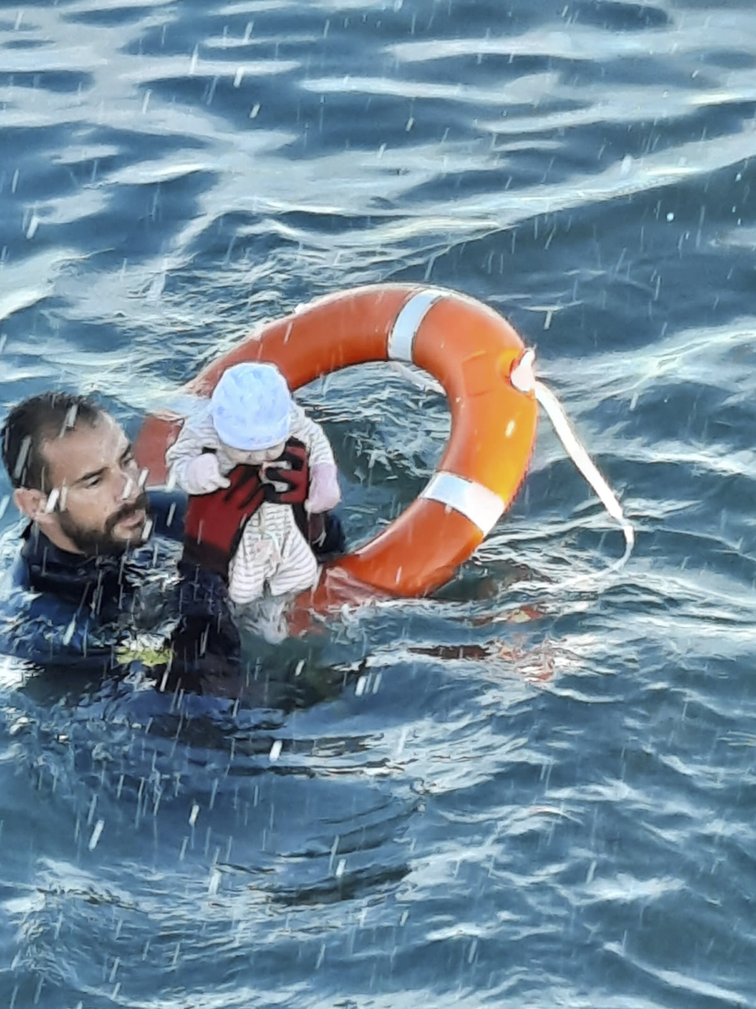 바다에서 구조되는 이민자의 갓난아기 [출처:AP]