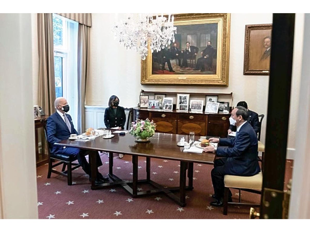 조 바이든 대통령(왼쪽)이 4월 16일 통역만 배석한 가운데 미국 백악관에서 스가 요시히데 일본 총리와 ‘햄버거 오찬’을 하고 있다. 〈출처=조 바이든 트위터〉