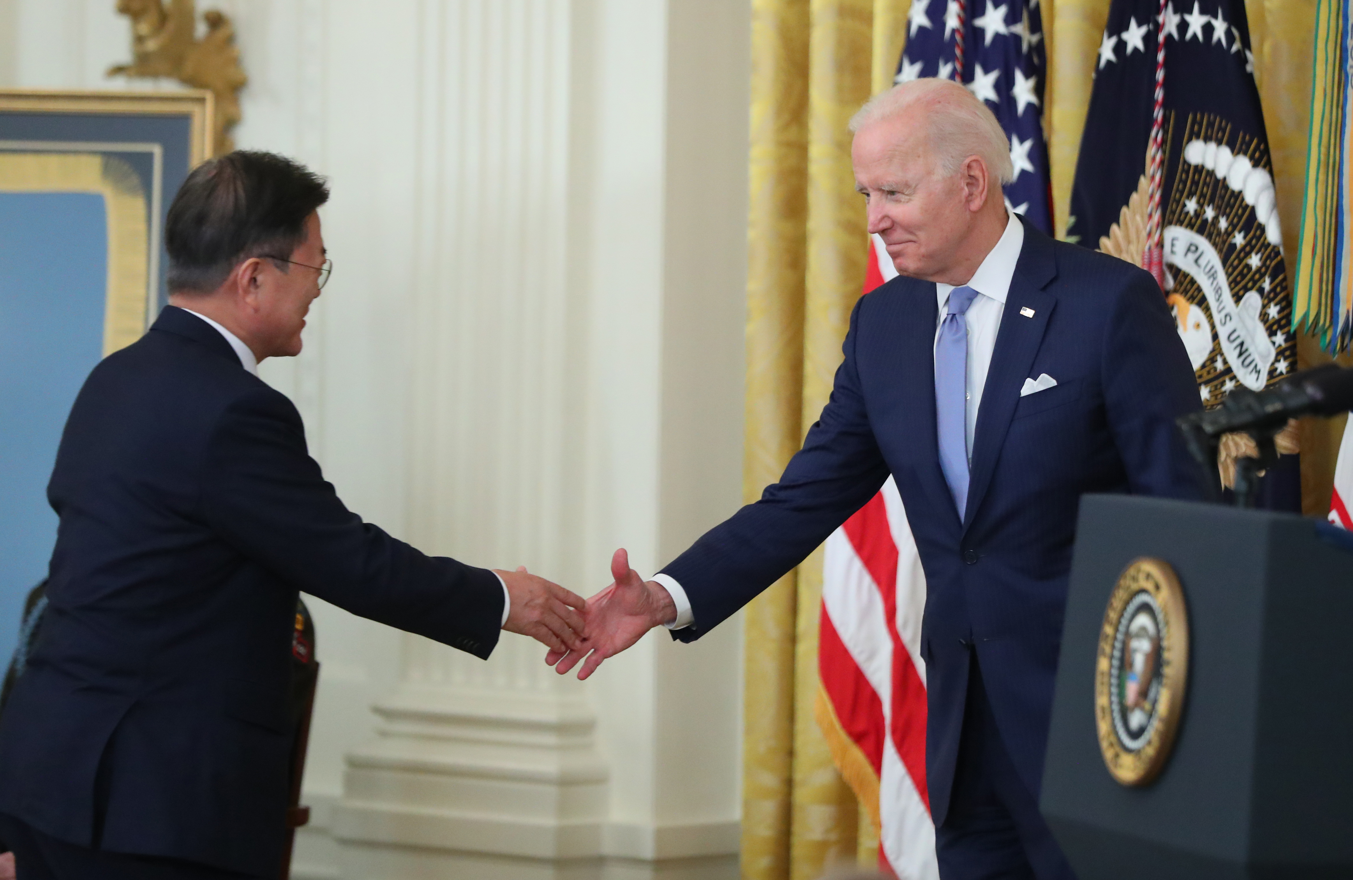문재인 대통령(왼쪽)과 조 바이든 대통령이 5월 21일  워싱턴 백악관 이스트룸에서 열린 한국전쟁 명예 훈장 수여식에서 인사하고 있다. 〈워싱턴=연합뉴스〉