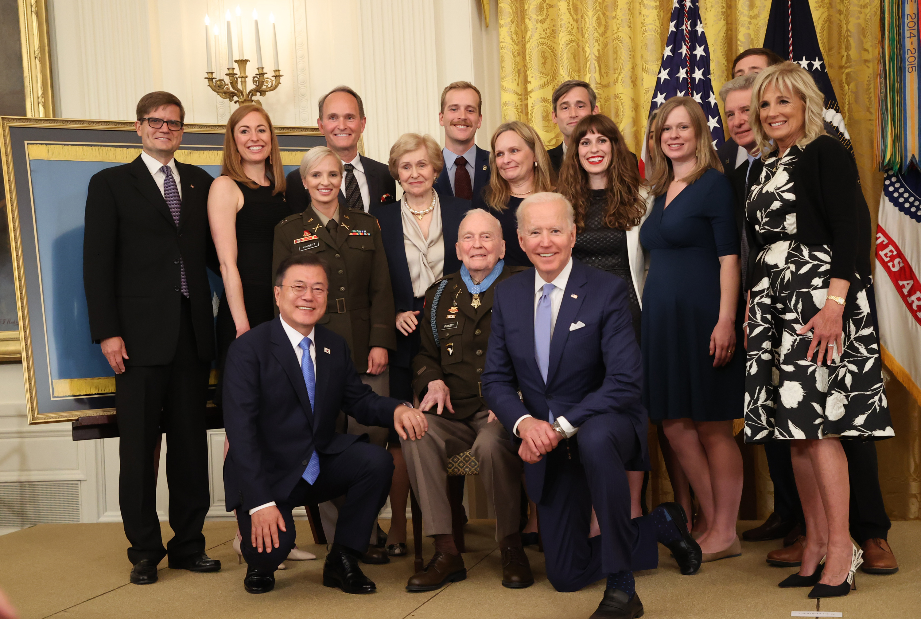 문재인 대통령(왼쪽 아래)이 5월 21일 미국 백악관 이스트룸에서 열린 한국전쟁 명예 훈장 수여식에서 조 바이든 미국 대통령, 랠프 퍼켓 주니어 예비역 대령 가족과 기념촬영을 하고 있다. 〈워싱턴=연합뉴스〉