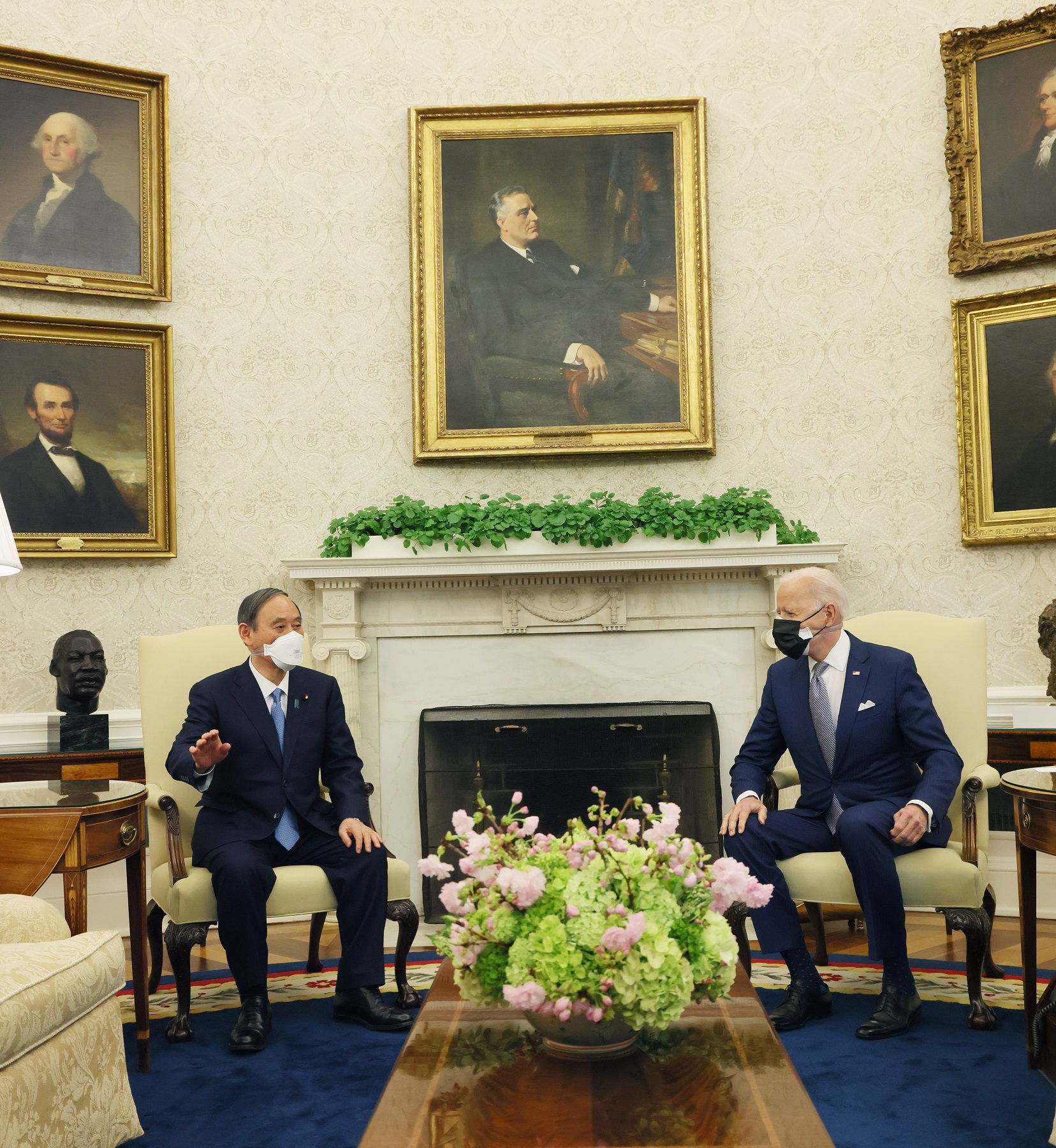 스가 요시히데 일본 총리(왼쪽)와 조 바이든 대통령이 4월 16일 미국 워싱턴 백악관에서 만나 대화를 나누고 있다. 〈출처=일본 총리관저〉