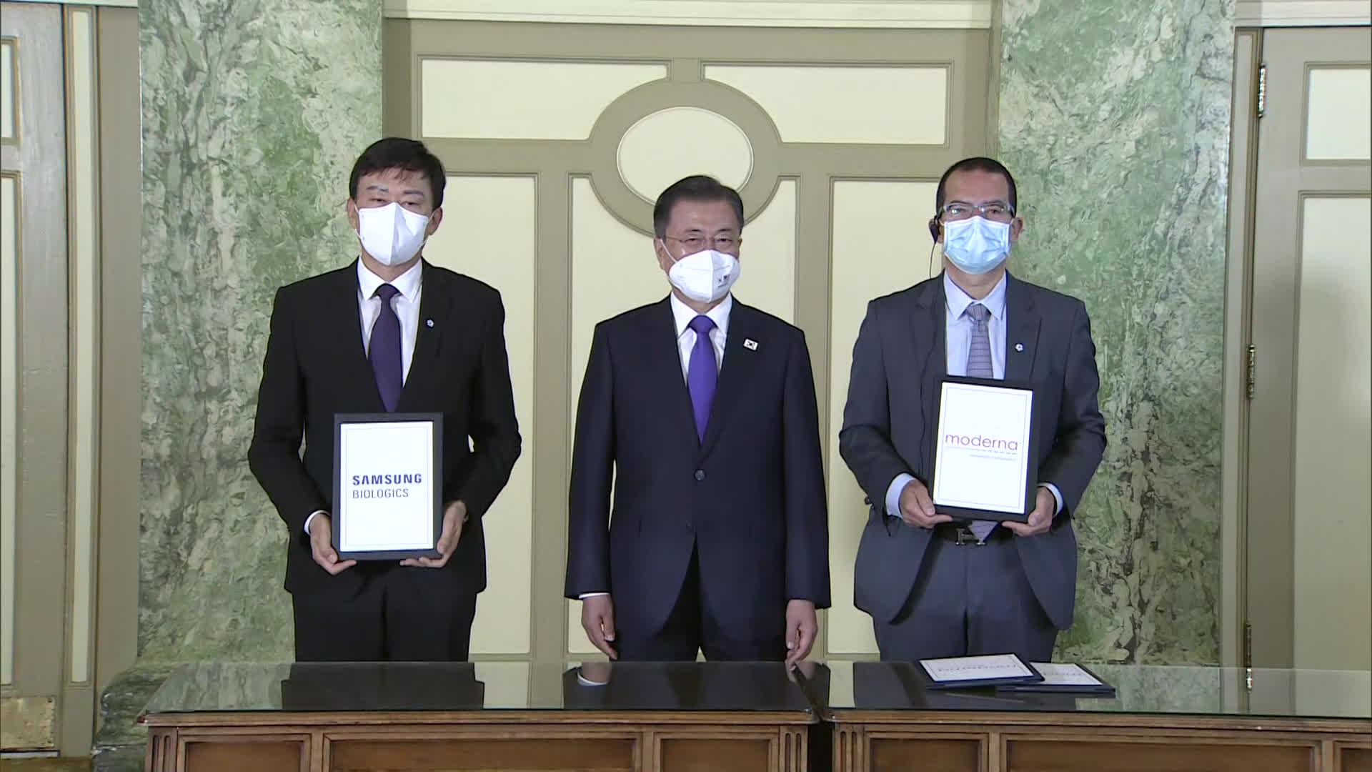 삼성 바이오-모더나, 코로나 19 백신 위탁생산 체결식에 참석한 문재인 대통령