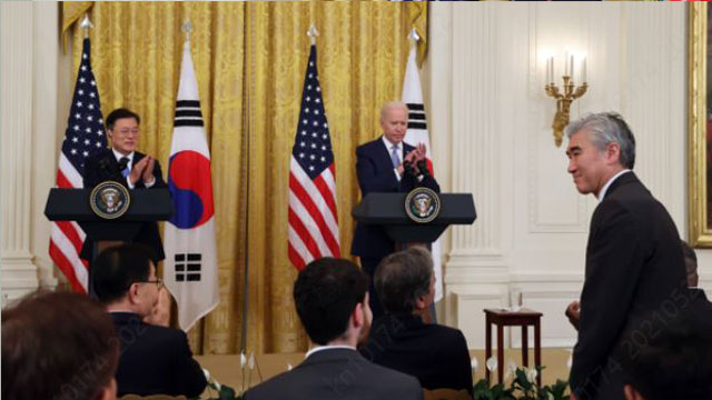한미정상공동기자회견 중 바이든 미국 대통령이 성김 대표 임명을 발표했다.
