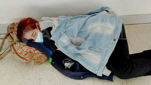 병상이 없어 복도 바닥에 누워있는 라라 아레기스의 마지막 사진 (출처: 트워터)