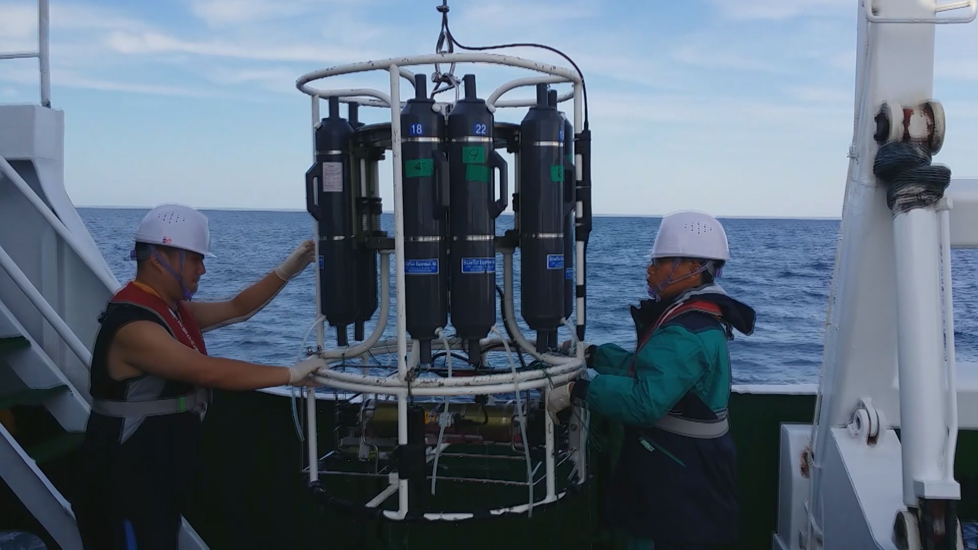 국립수산과학원 조사선 연구진들이 우리나라 연근해에서 해수를 채취하고 있다.